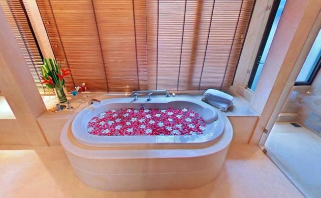 Фото отеля MELATI BEACH RESORT & SPA 