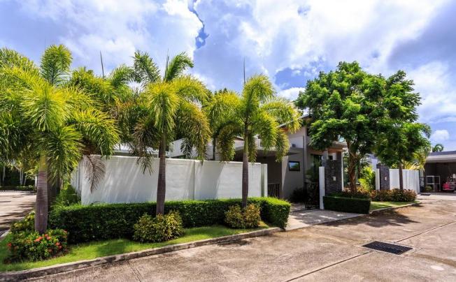 Фото отеля Baan Bua Nai Harn Luxury Villa