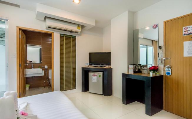 Фото отеля Hallo Patong Hotel