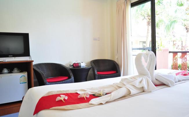 Фото отеля LANTA SEAFRONT RESORT