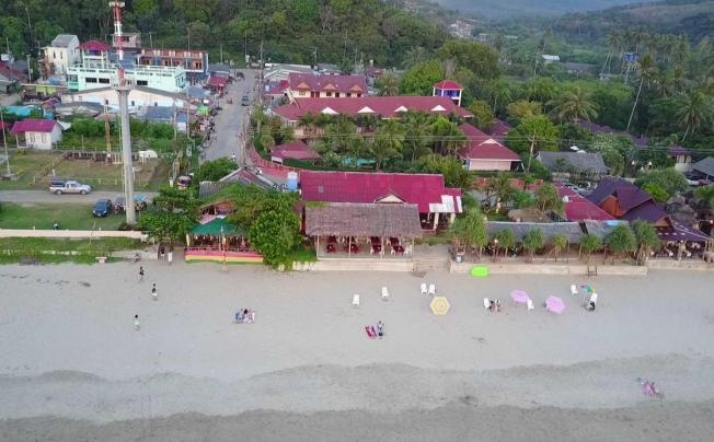Фото отеля LANTA SEAFRONT RESORT