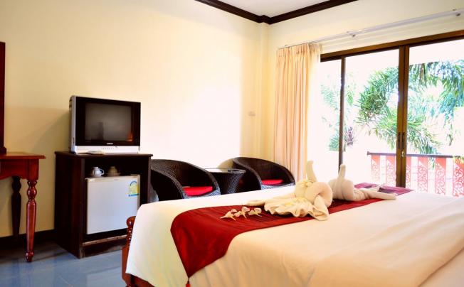 Фото отеля LANTA SEAFRONT RESORT